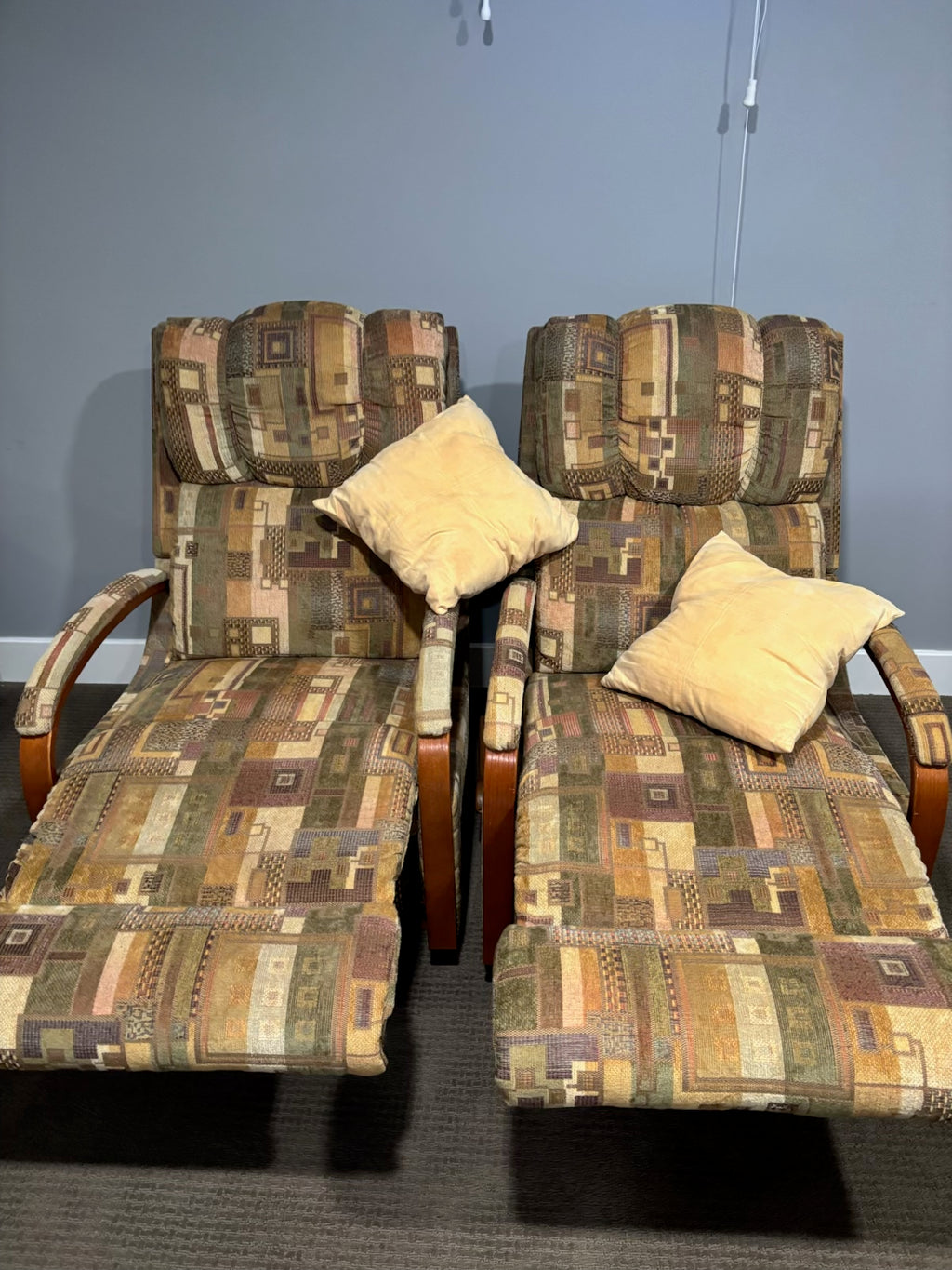 D211 Set of 2 vintage La-z-y Boy fabric recliners