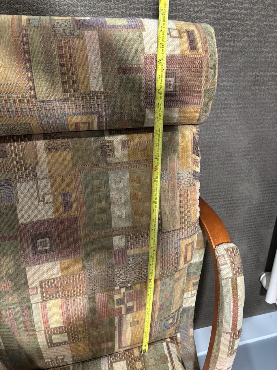 D211 Set of 2 vintage La-z-y Boy fabric recliners