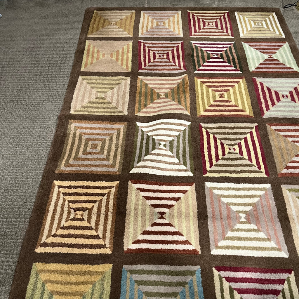 D307 Geometric shaped wool area rug (95" x 60")