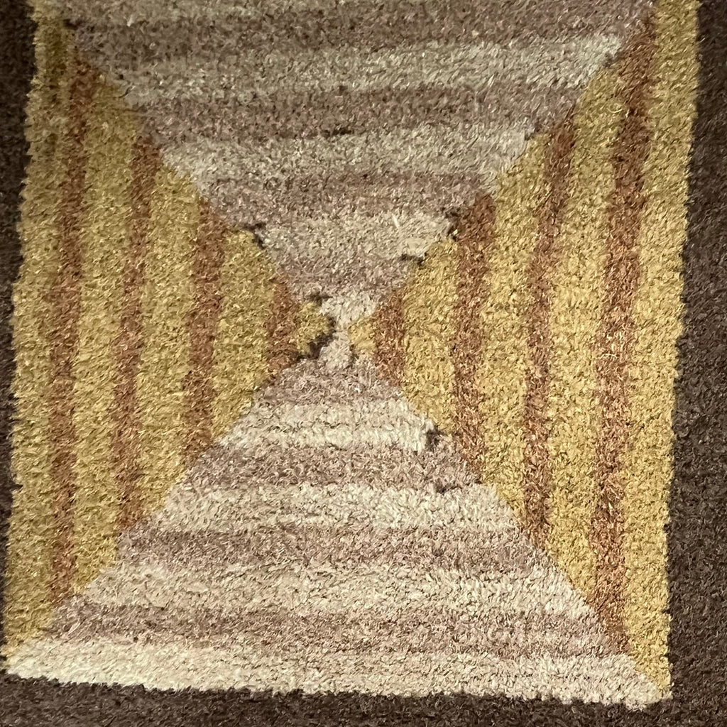 D307 Geometric shaped wool area rug (95" x 60")