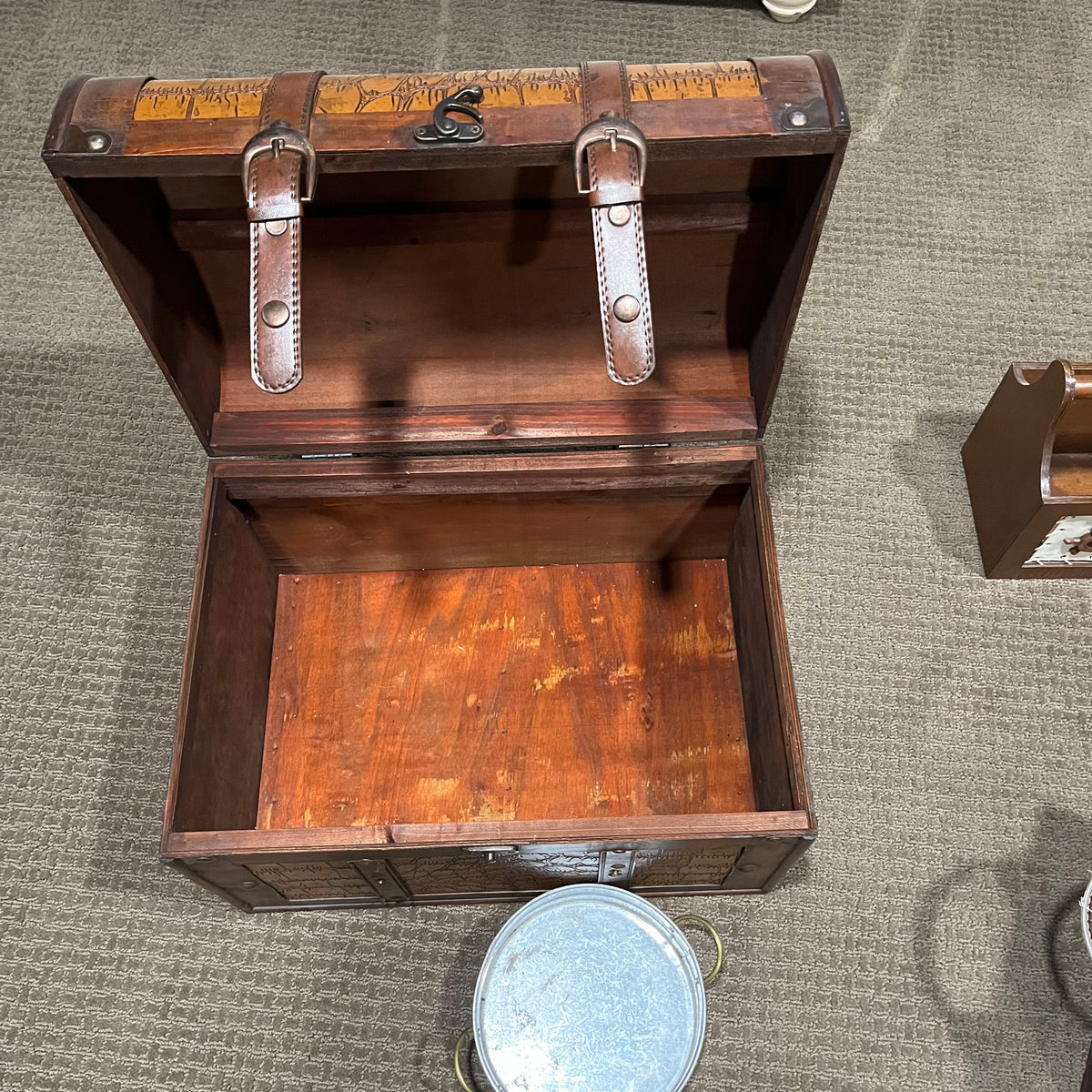 D308 Home Grouping (decorative chest and more)