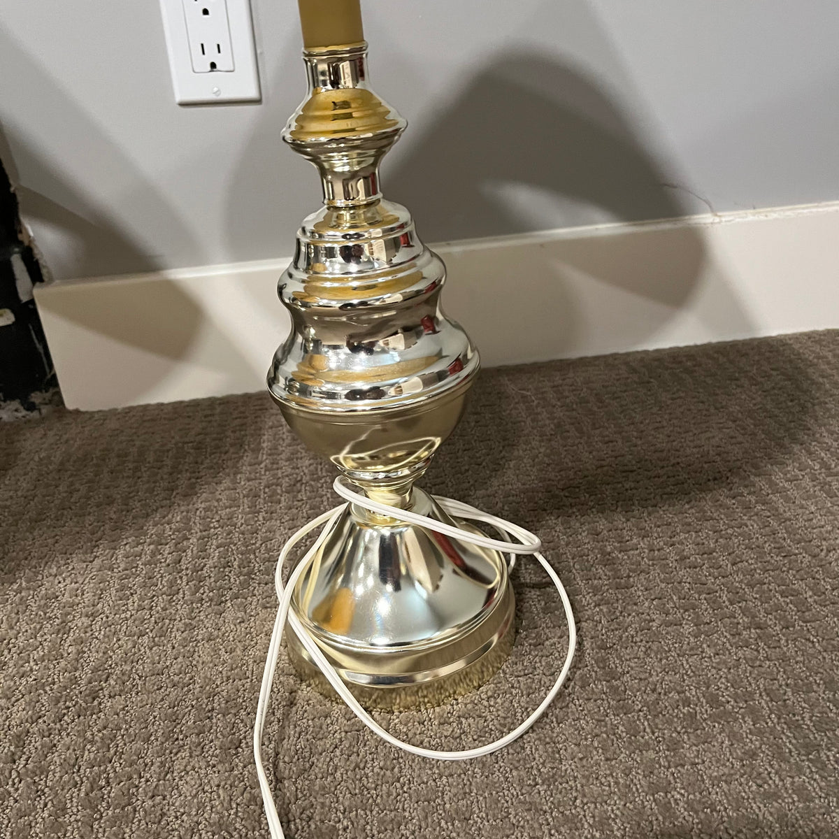 D311 Set of 2 metal base table lamps with white shades