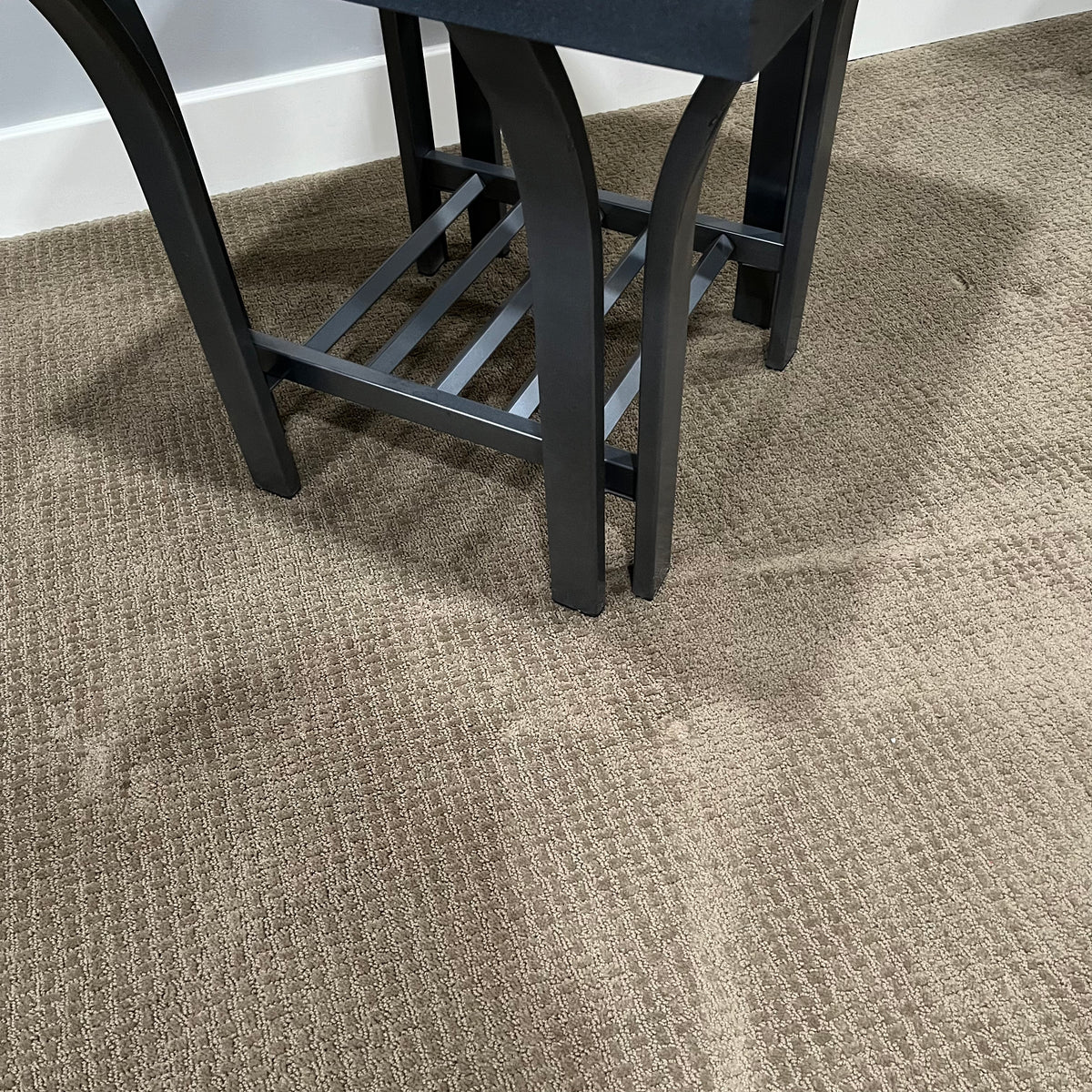D321 Metal and tile end table (24" x24" x 18")