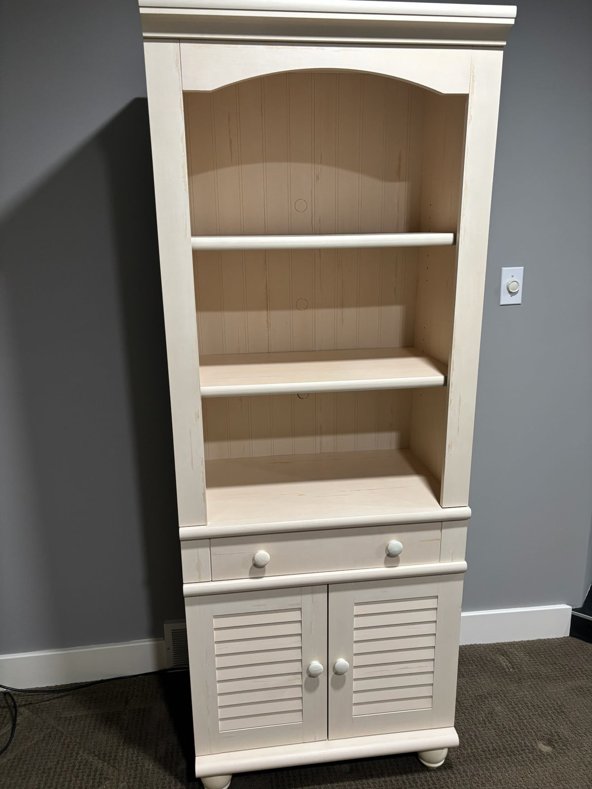 D218 Sauder Harbor View antiqued white 5 shelf bookcase with doors (27" x 16" x 72")