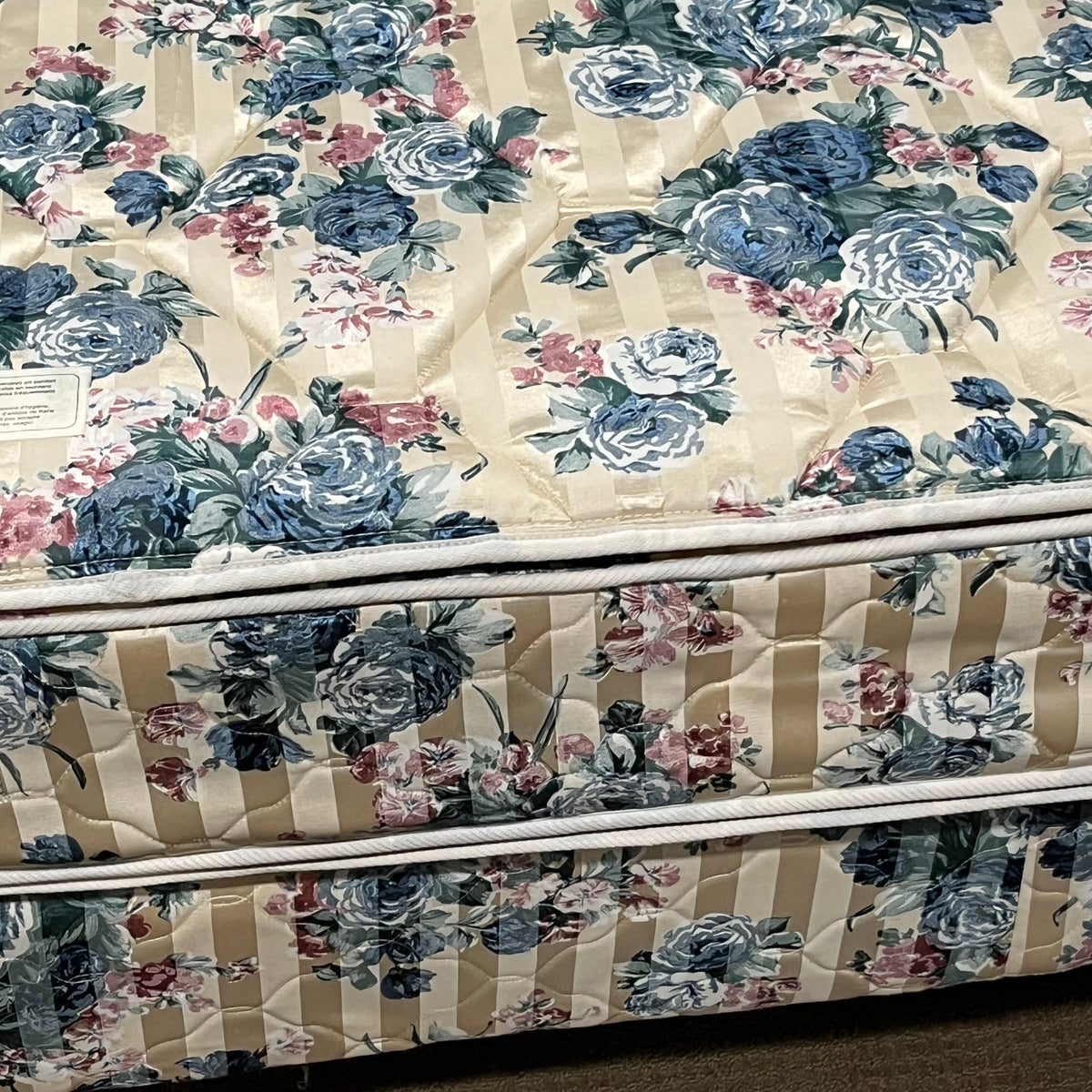 D324 Sears O Pedic Portfolio Collection Queen size mattress, boxspring and metal frame