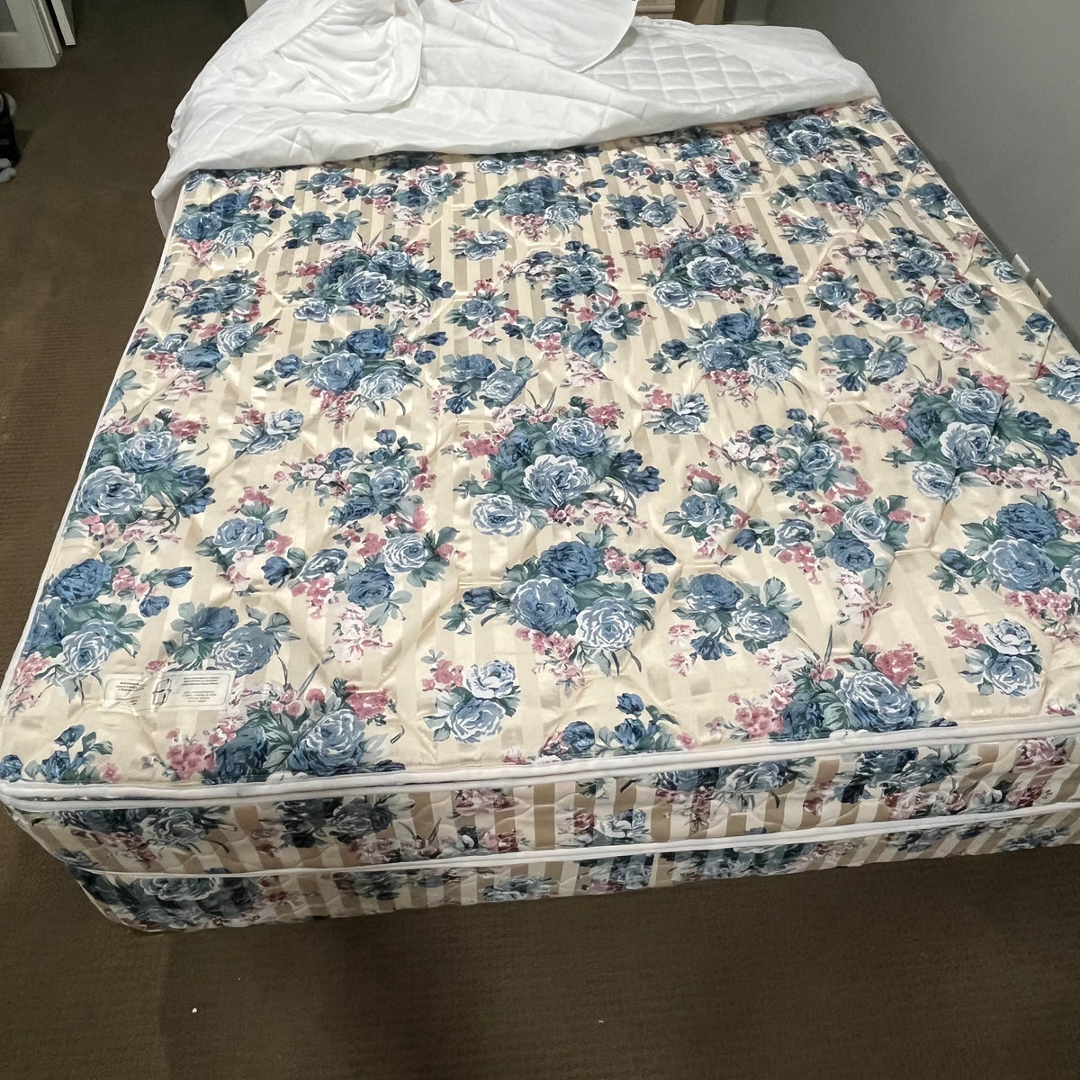 D324 Sears O Pedic Portfolio Collection Queen size mattress, boxspring and metal frame
