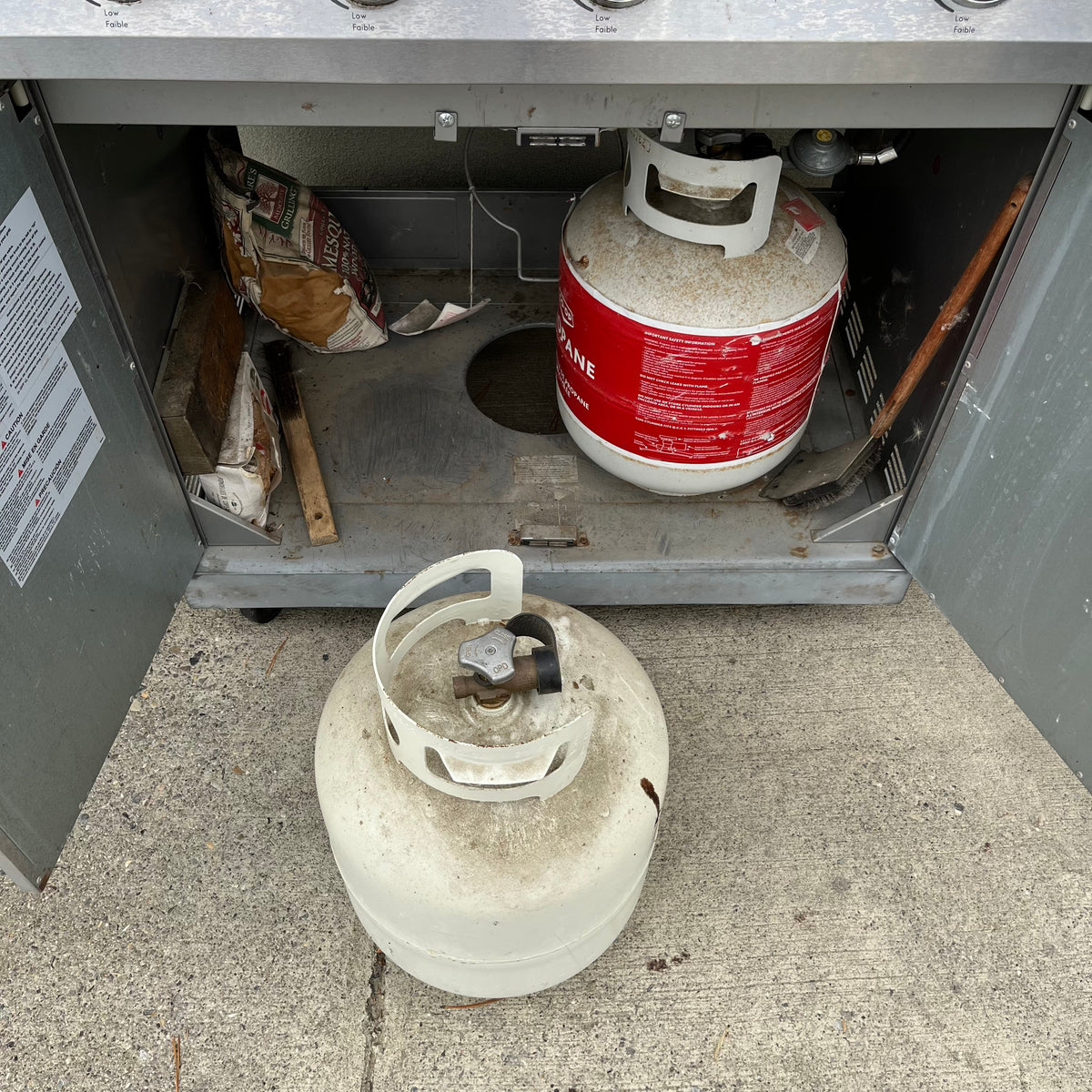 D327 Stainless steel Kenmore propane BBQ (comes with two propane tanks and cover)