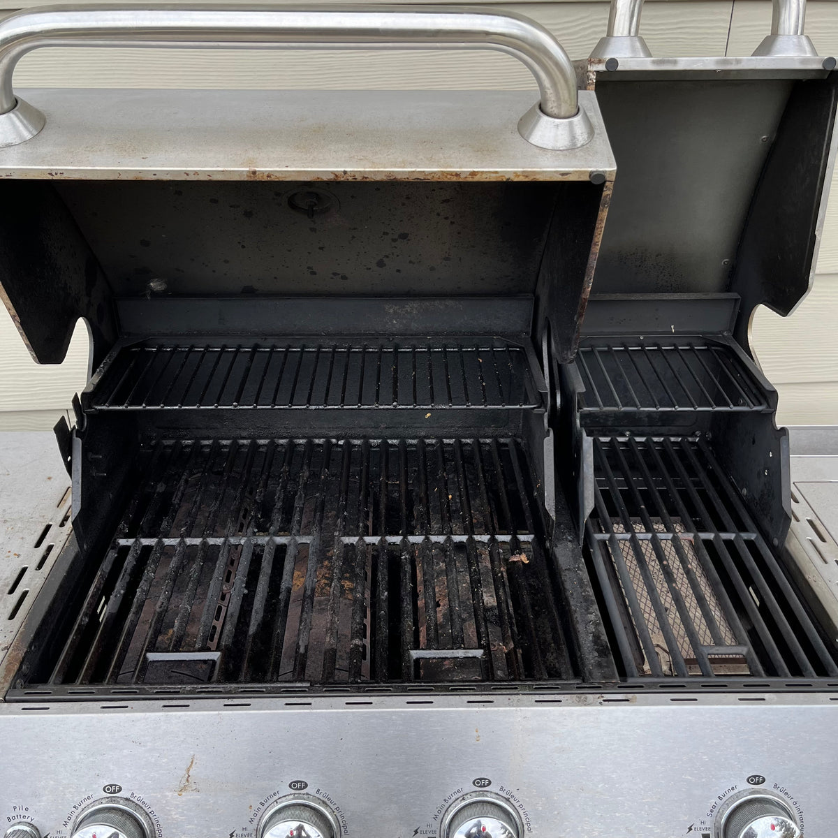 D327 Stainless steel Kenmore propane BBQ (comes with two propane tanks and cover)
