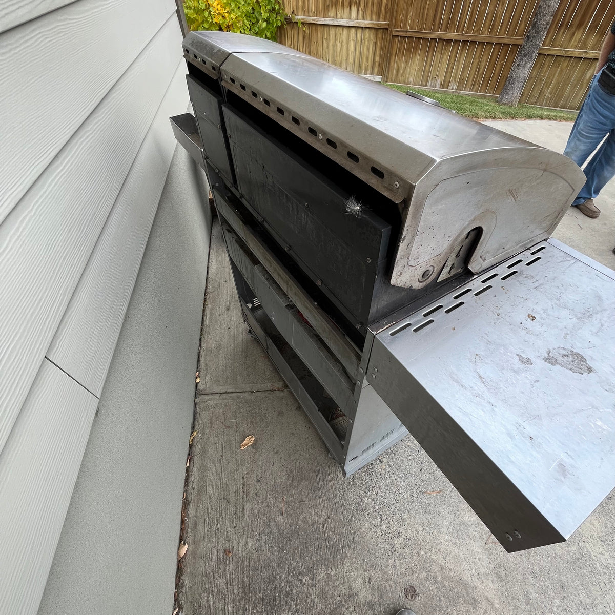 D327 Stainless steel Kenmore propane BBQ (comes with two propane tanks and cover)