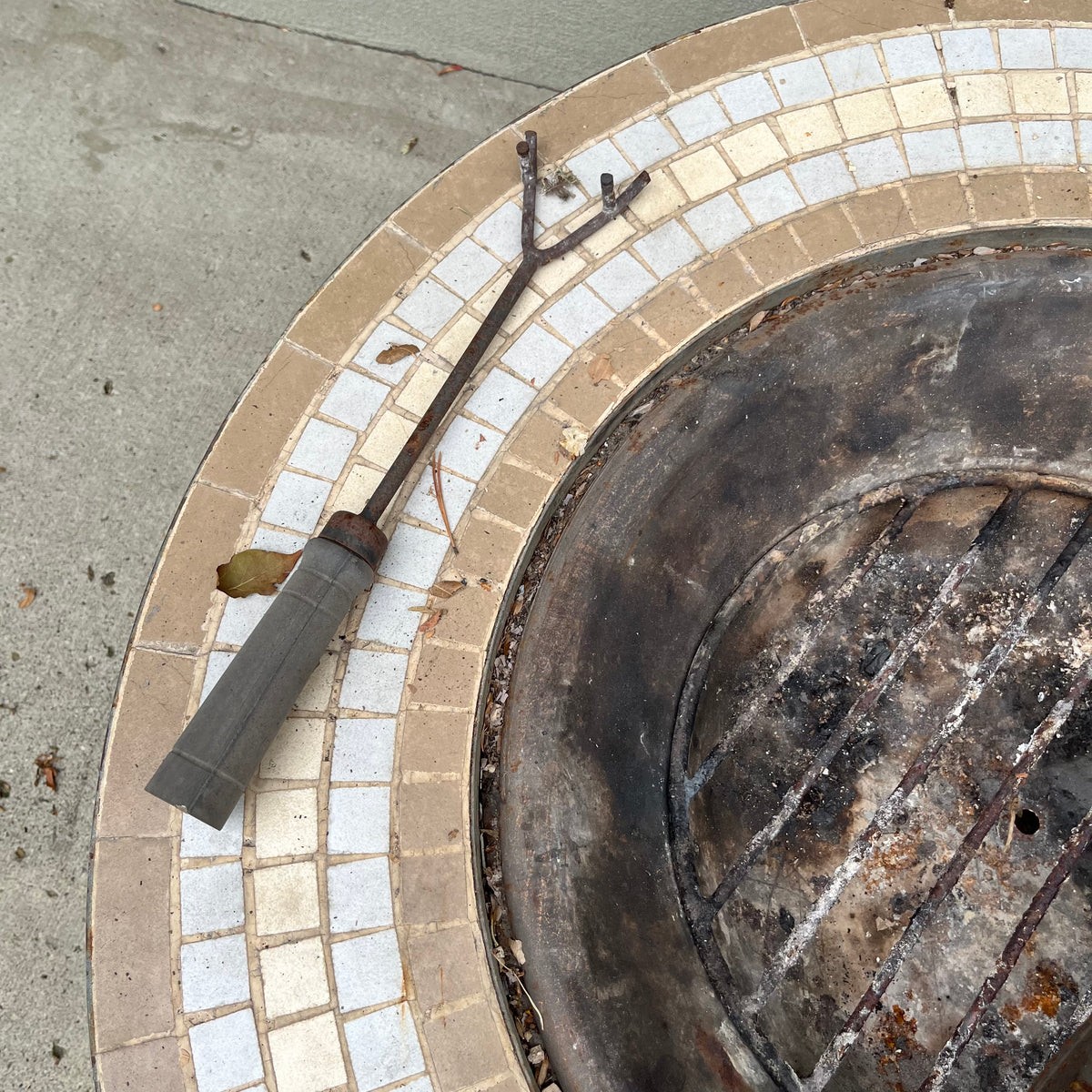 D328 Metal and tile firepit (33" diamter, 18" high)