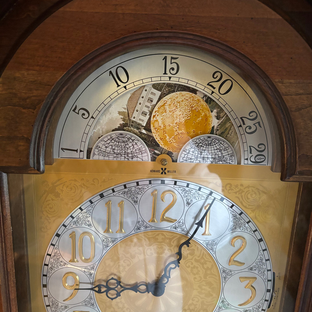 B100 Vintage Howard Millar Grandfather Clock (in excellent working condition) **SEE FULL DESCRIPTION