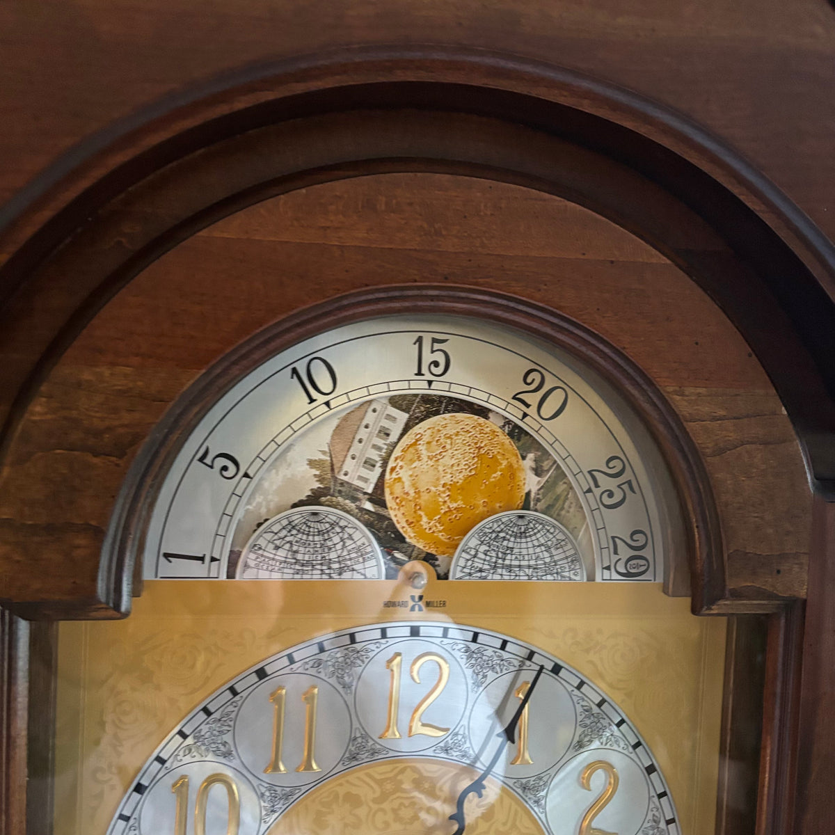 B100 Vintage Howard Millar Grandfather Clock (in excellent working condition) **SEE FULL DESCRIPTION