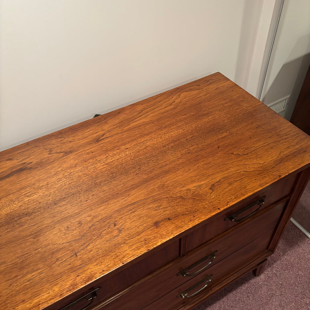 R102 VINTAGE SOLID WOOD GIBBARD FURNITURE 7 DRAWER DRESSER WITH MIRROR (30" X 55" X 18")