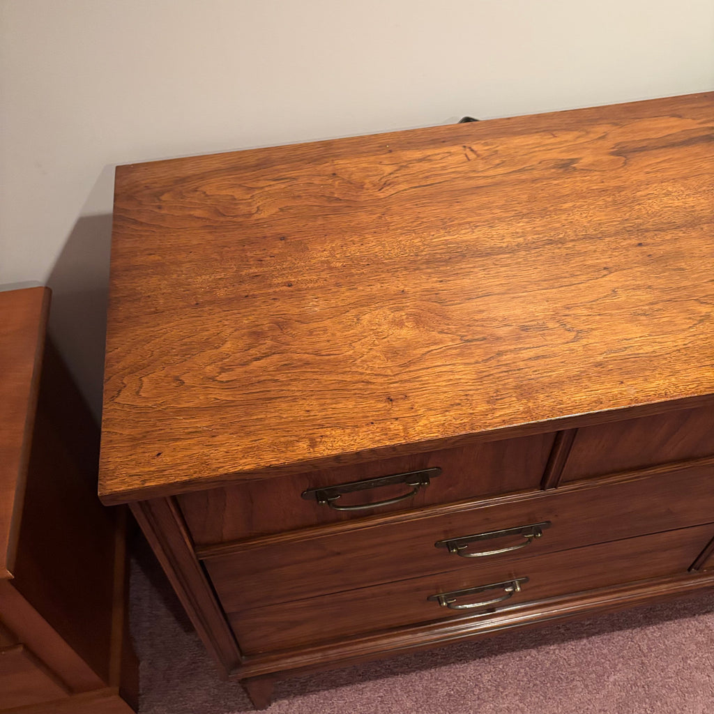 R102 VINTAGE SOLID WOOD GIBBARD FURNITURE 7 DRAWER DRESSER WITH MIRROR (30" X 55" X 18")