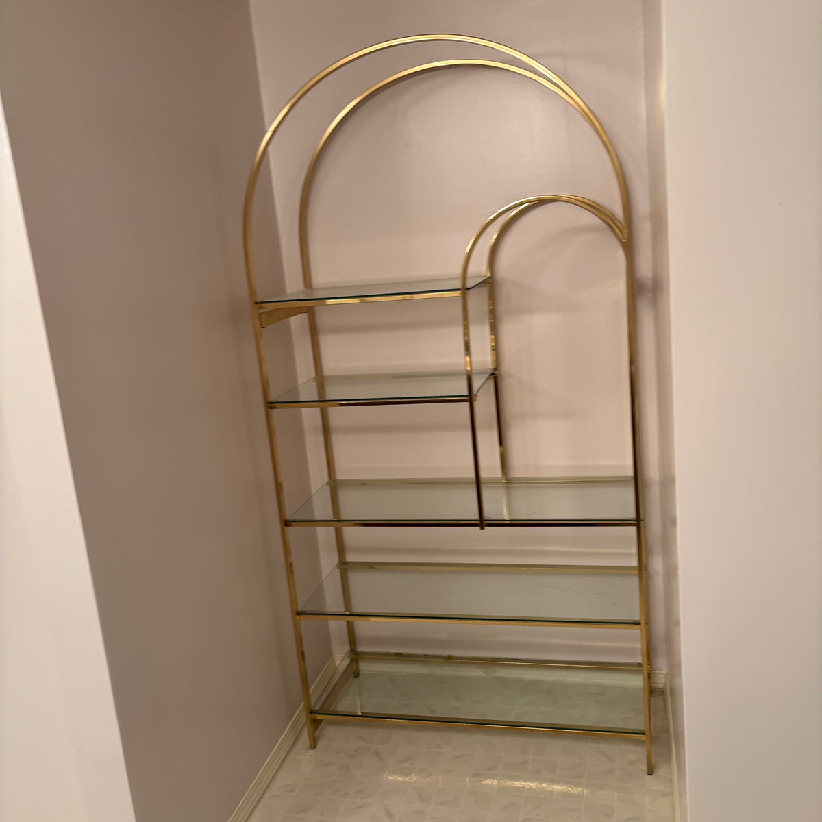 R105 VINTAGE ROUNDED HEAVY BRASS DISPLAY CABINET WITH GLASS SHELVES (70" X 30" X 15")