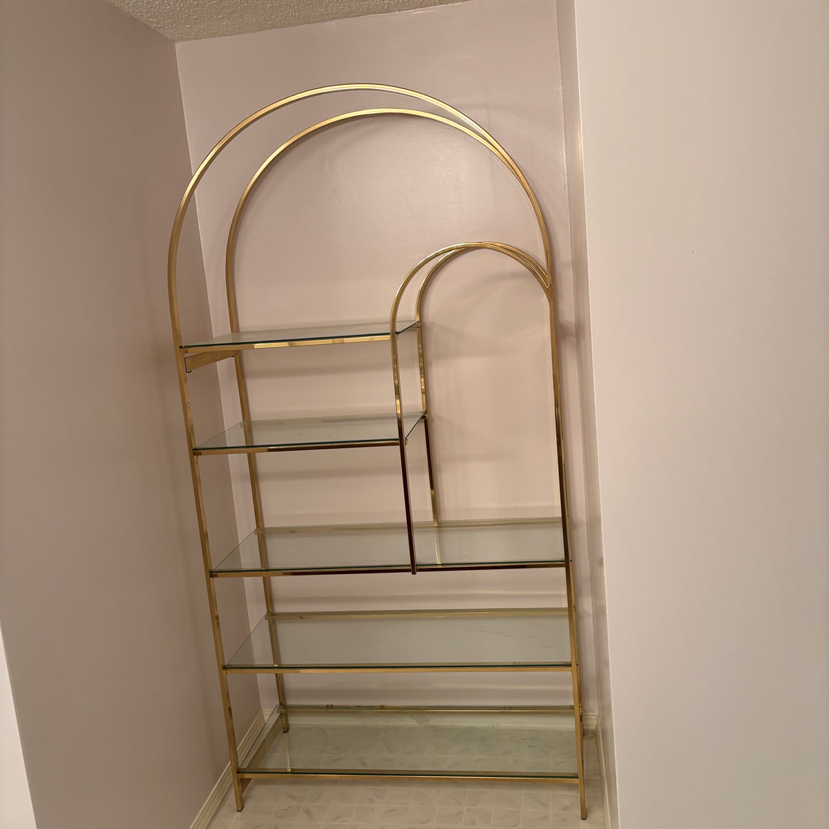 R105 VINTAGE ROUNDED HEAVY BRASS DISPLAY CABINET WITH GLASS SHELVES (70" X 30" X 15")