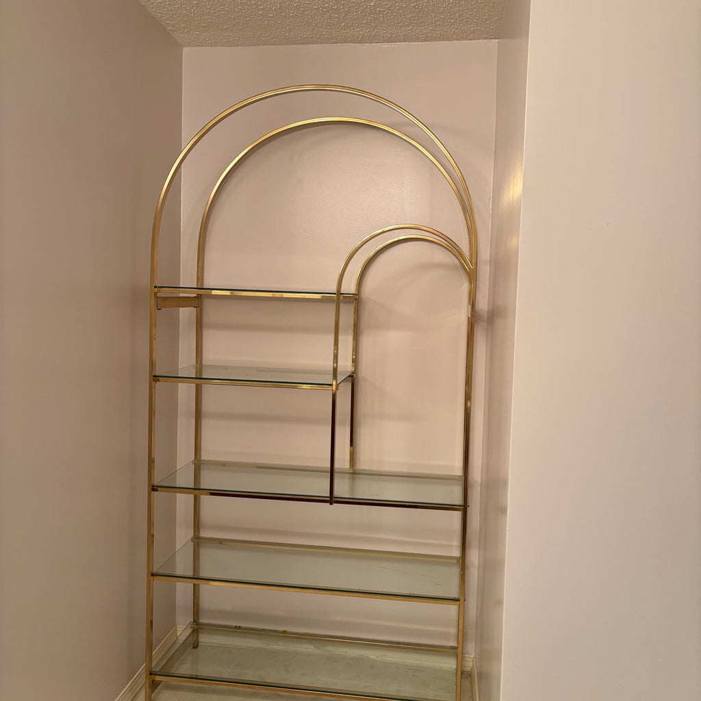 R105 VINTAGE ROUNDED HEAVY BRASS DISPLAY CABINET WITH GLASS SHELVES (70" X 30" X 15")
