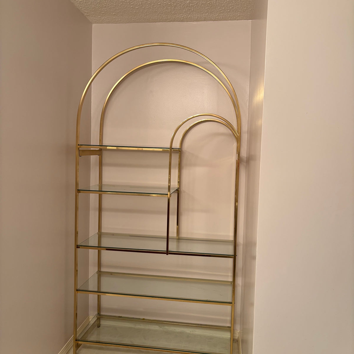 R105 VINTAGE ROUNDED HEAVY BRASS DISPLAY CABINET WITH GLASS SHELVES (70" X 30" X 15")