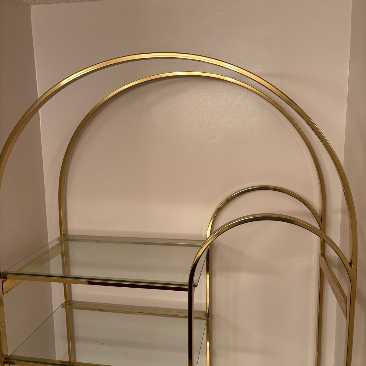 R105 VINTAGE ROUNDED HEAVY BRASS DISPLAY CABINET WITH GLASS SHELVES (70" X 30" X 15")