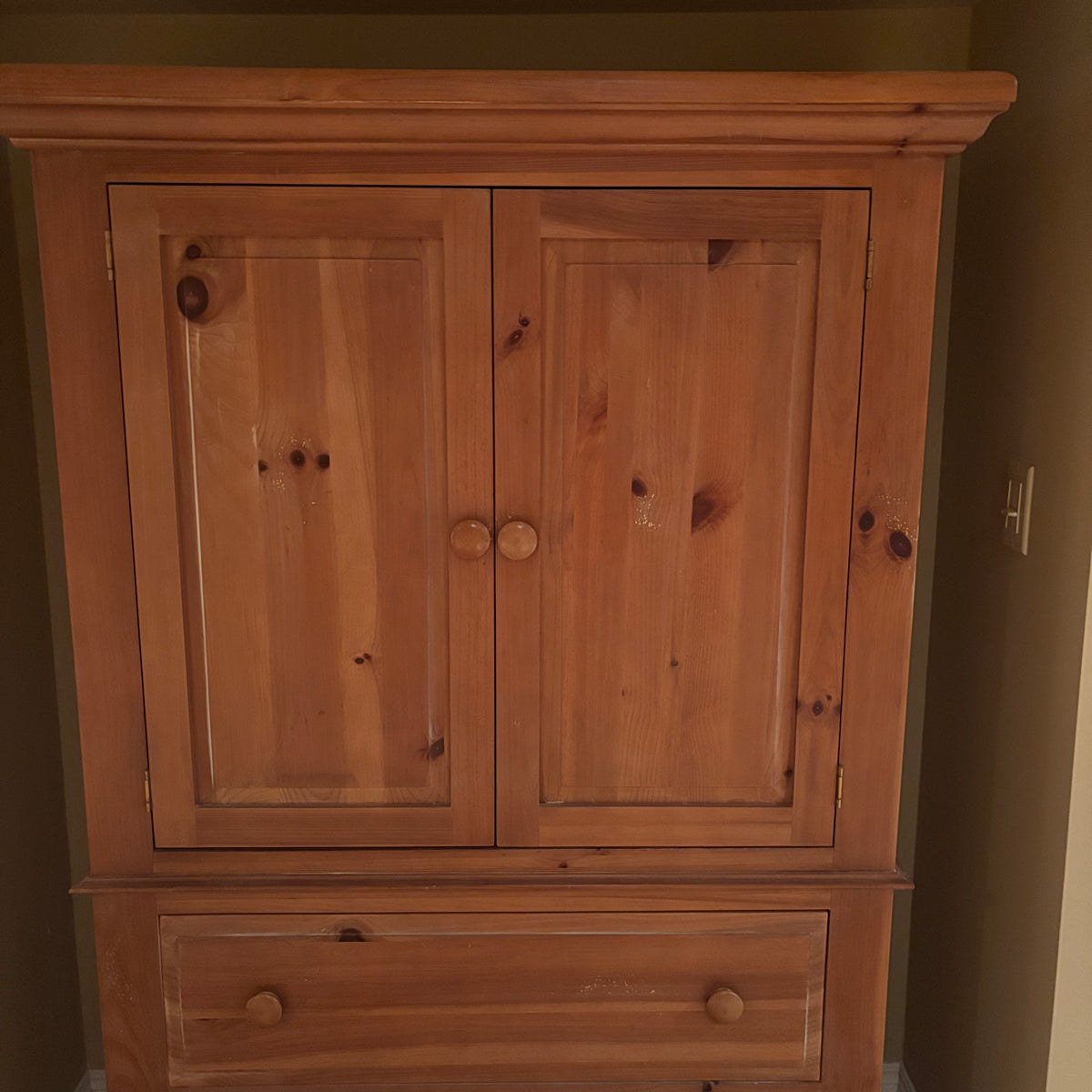 R106 SOLID PINE ARMOUR WITH SHELVES AND 2 DRAWERS (62" X 38" X 20")