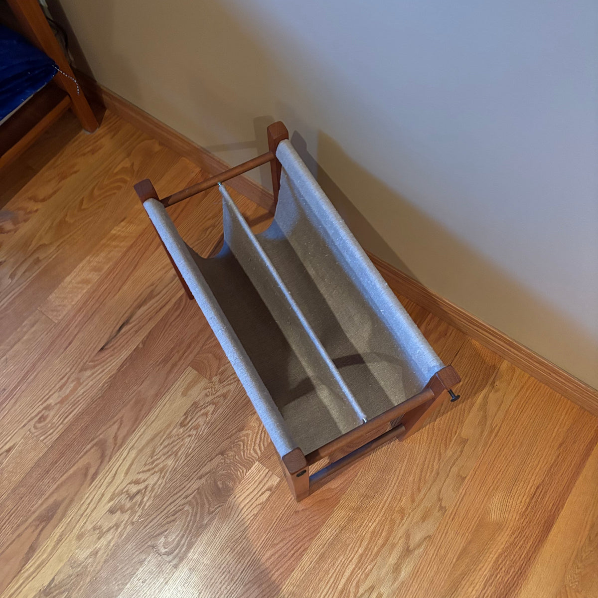 R110 VINTAGE TEAK FRAMED MAGAZINE STAND AND FOLDING CHAIR