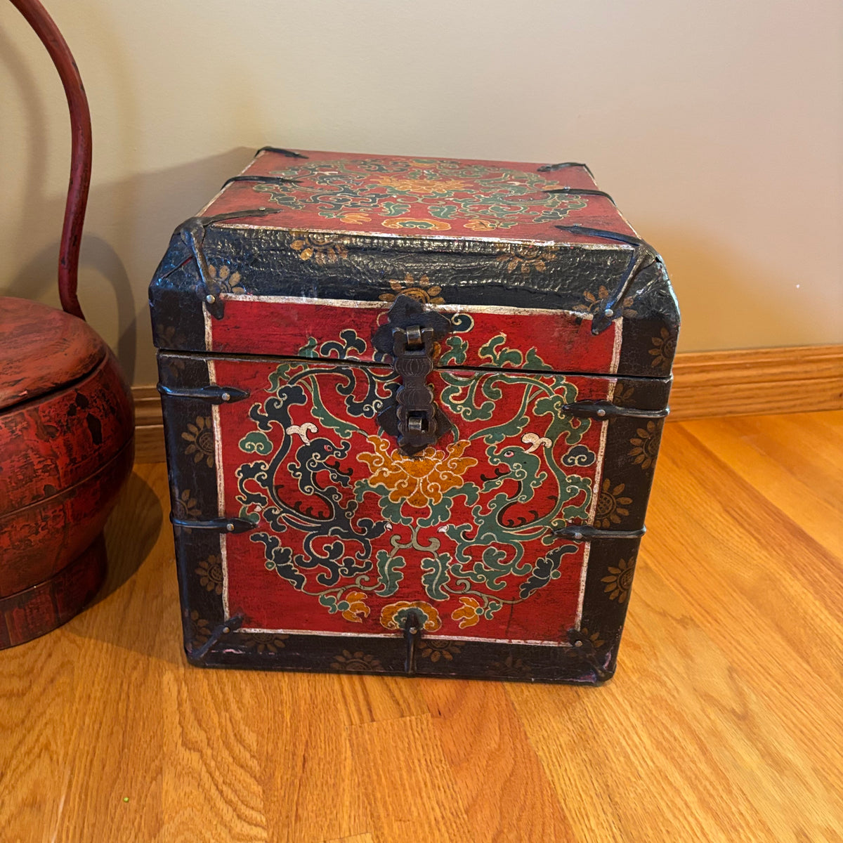 R122 Vintage Asian Grouping (Chinese bucket and decorative wooden box)