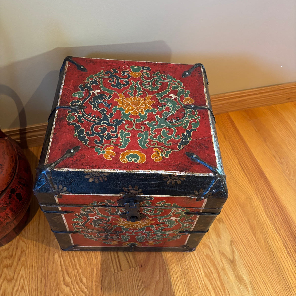 R122 Vintage Asian Grouping (Chinese bucket and decorative wooden box)