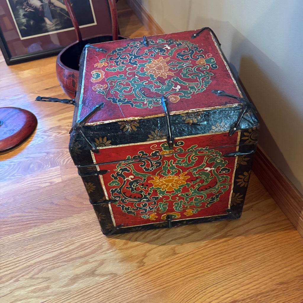 R122 Vintage Asian Grouping (Chinese bucket and decorative wooden box)