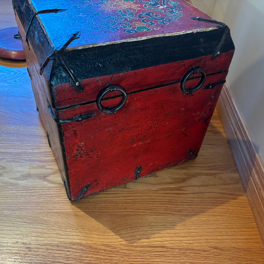 R122 Vintage Asian Grouping (Chinese bucket and decorative wooden box)