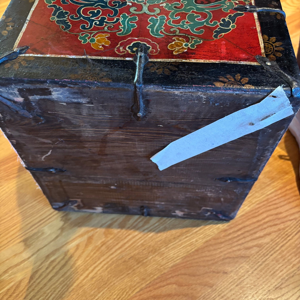 R122 Vintage Asian Grouping (Chinese bucket and decorative wooden box)
