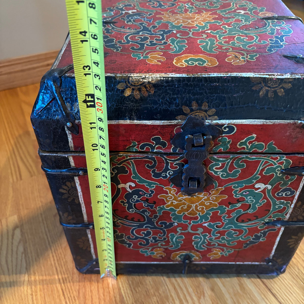 R122 Vintage Asian Grouping (Chinese bucket and decorative wooden box)