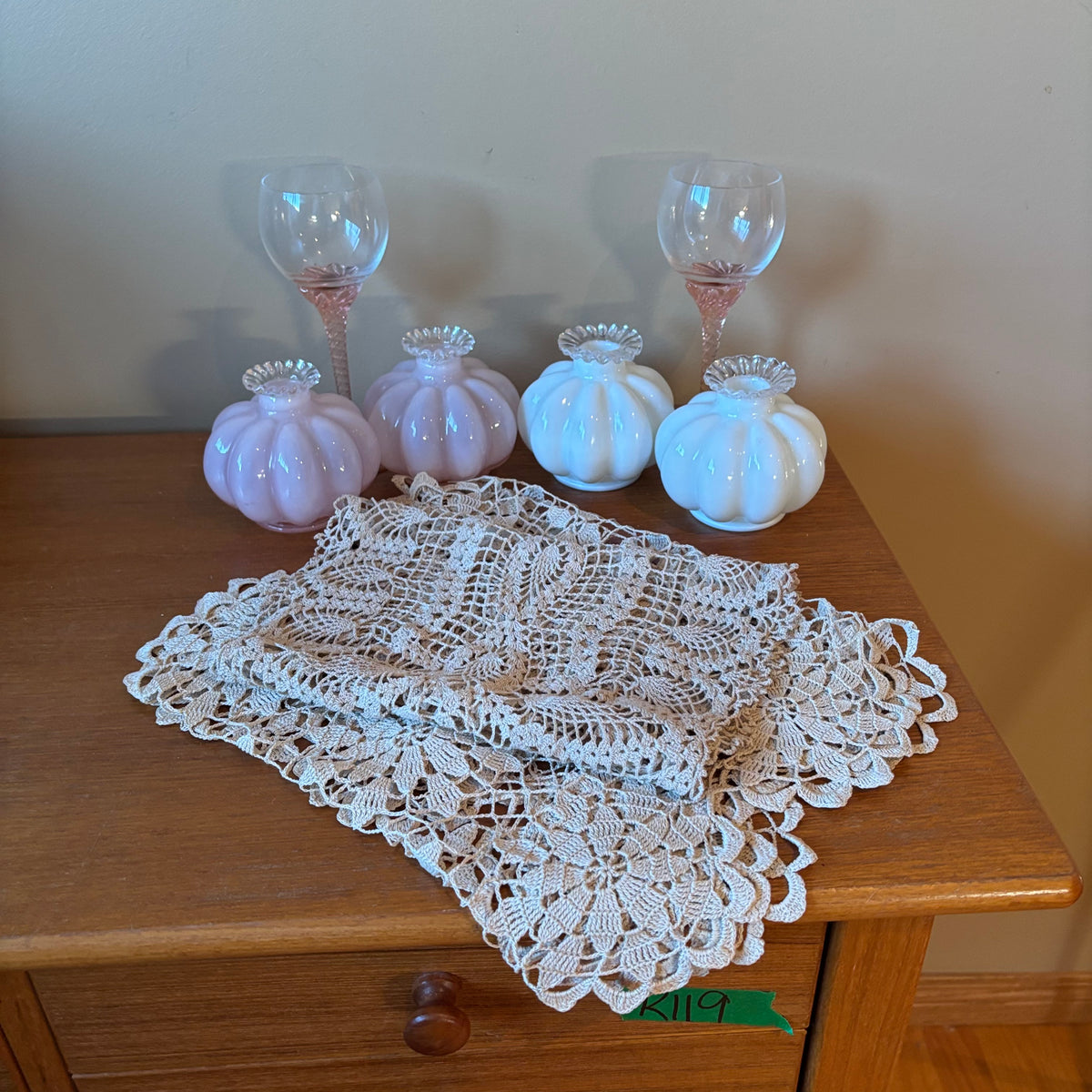 R132 Home Decor Grouping (doilies and more)