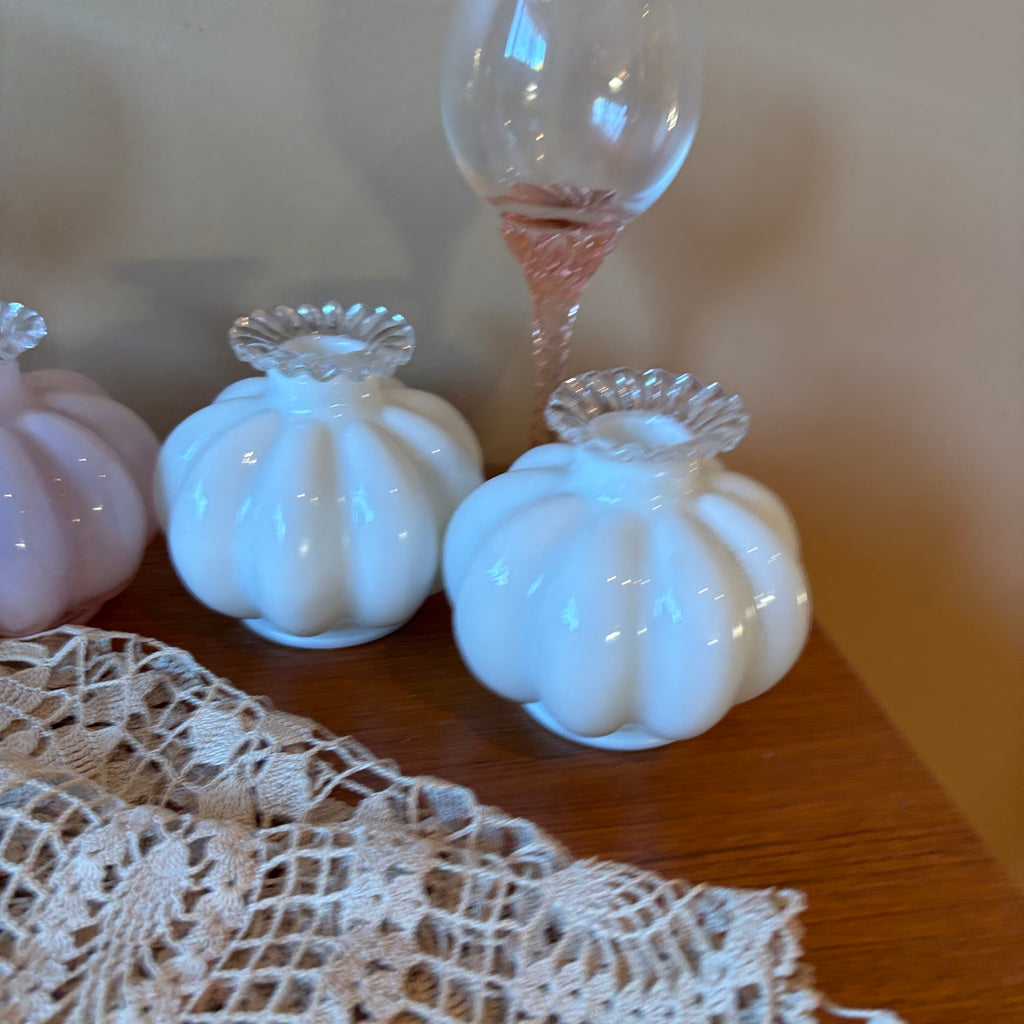 R132 Home Decor Grouping (doilies and more)
