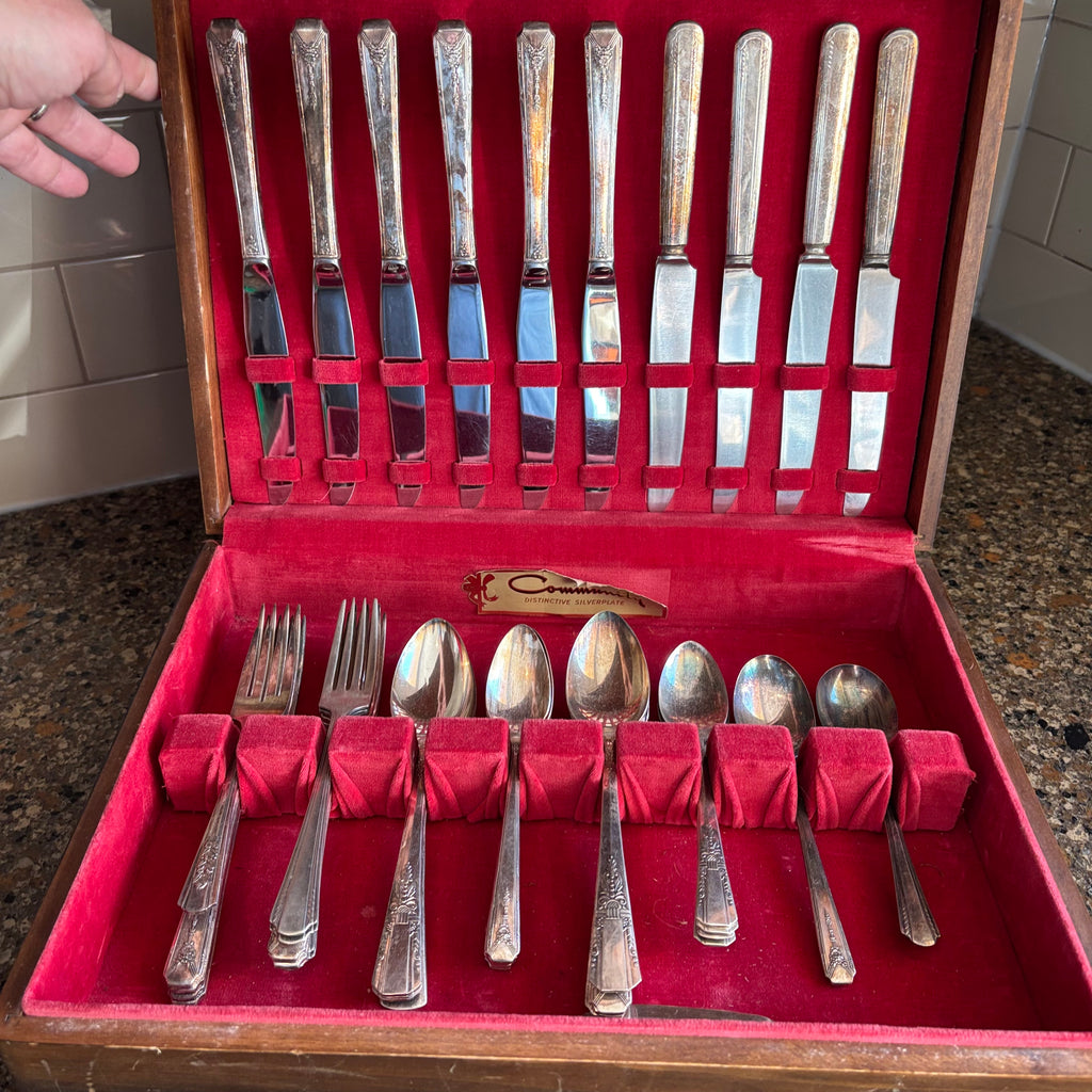 R143 Oneida Cutlery Set (Surf Club pattern)