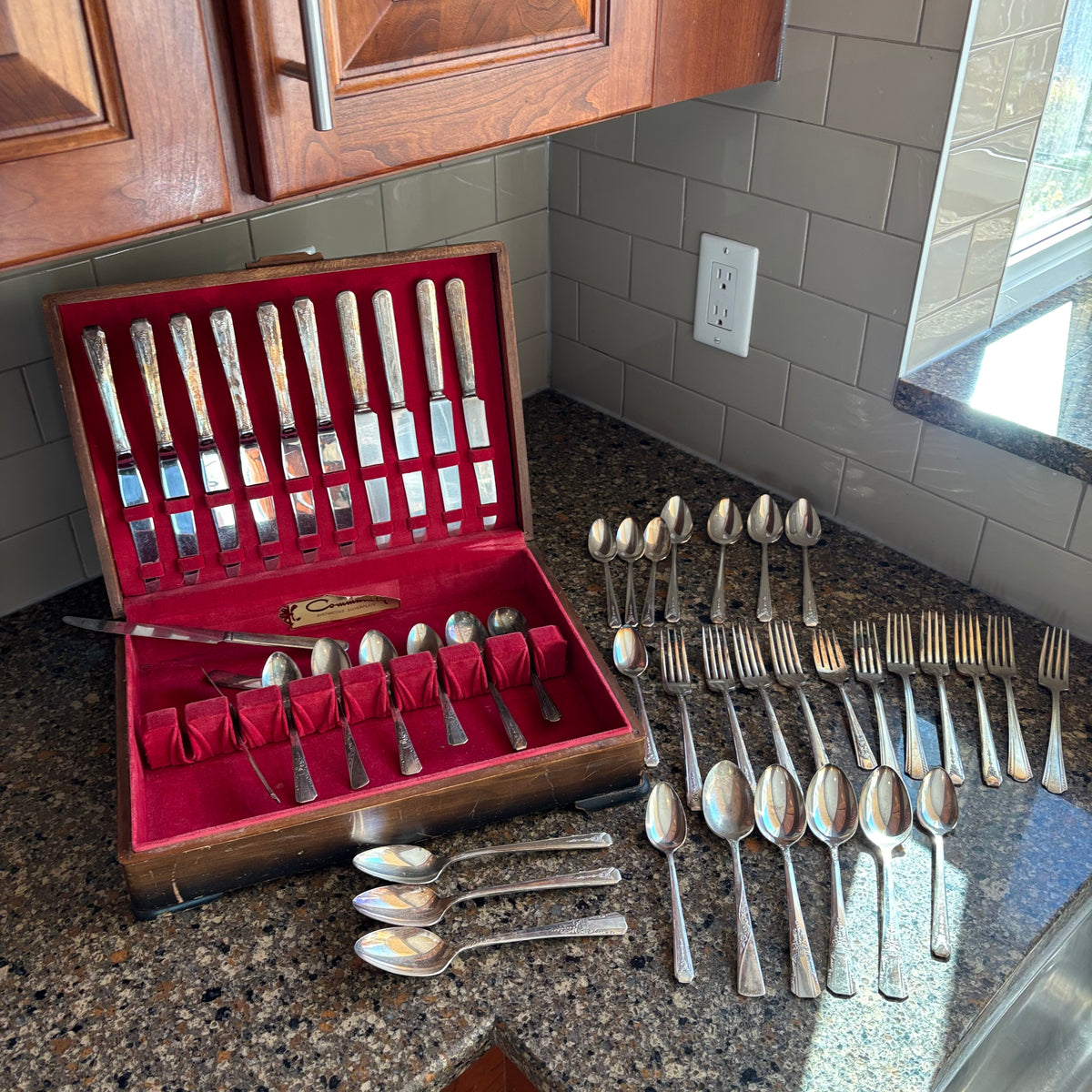 R143 Oneida Cutlery Set (Surf Club pattern)