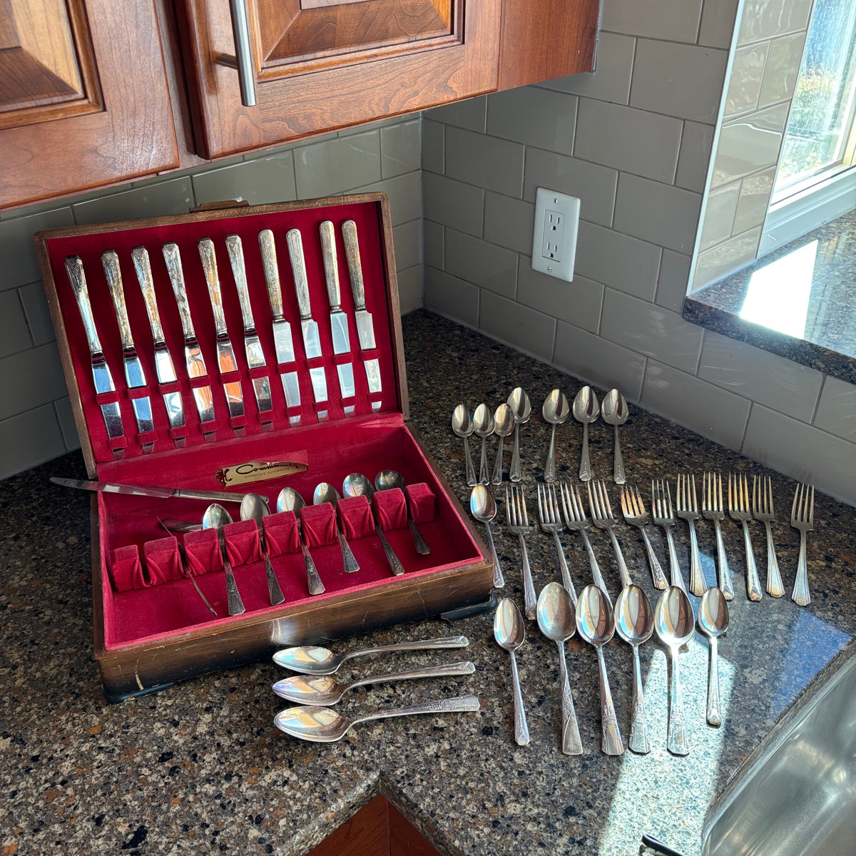 R143 Oneida Cutlery Set (Surf Club pattern)