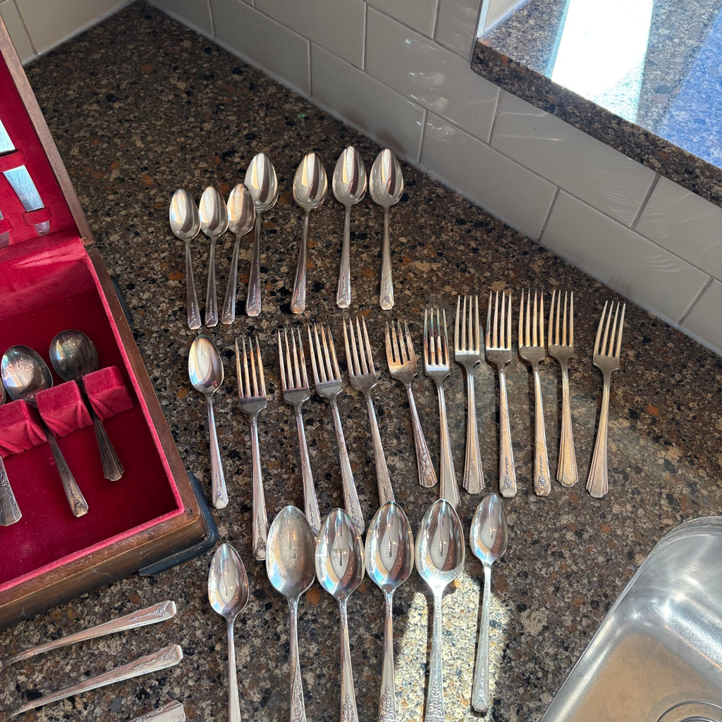 R143 Oneida Cutlery Set (Surf Club pattern)