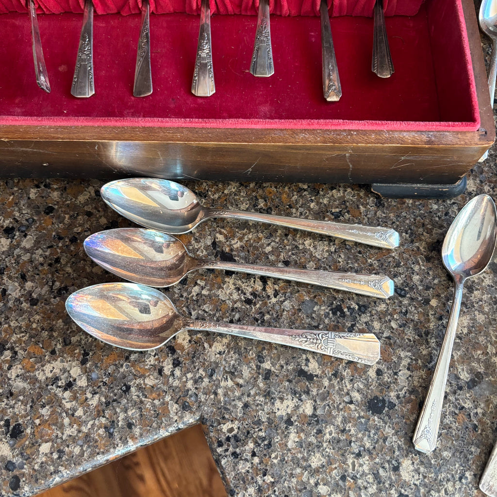 R143 Oneida Cutlery Set (Surf Club pattern)
