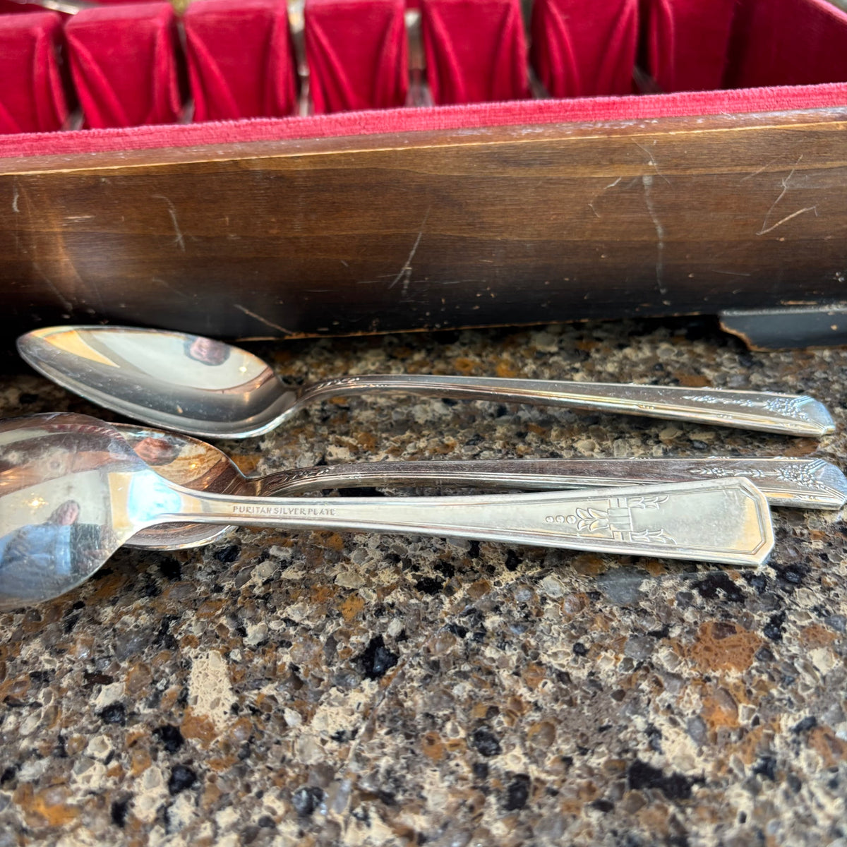 R143 Oneida Cutlery Set (Surf Club pattern)