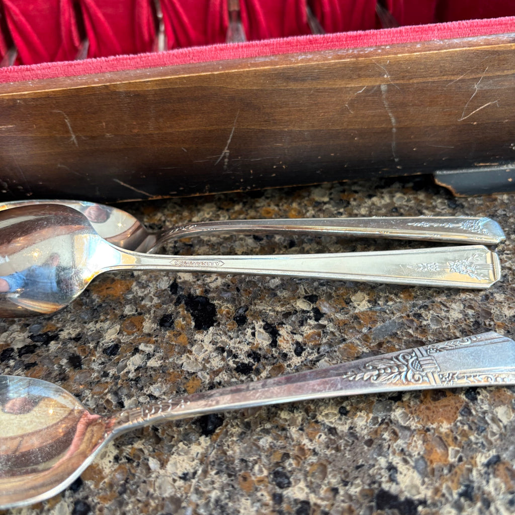 R143 Oneida Cutlery Set (Surf Club pattern)