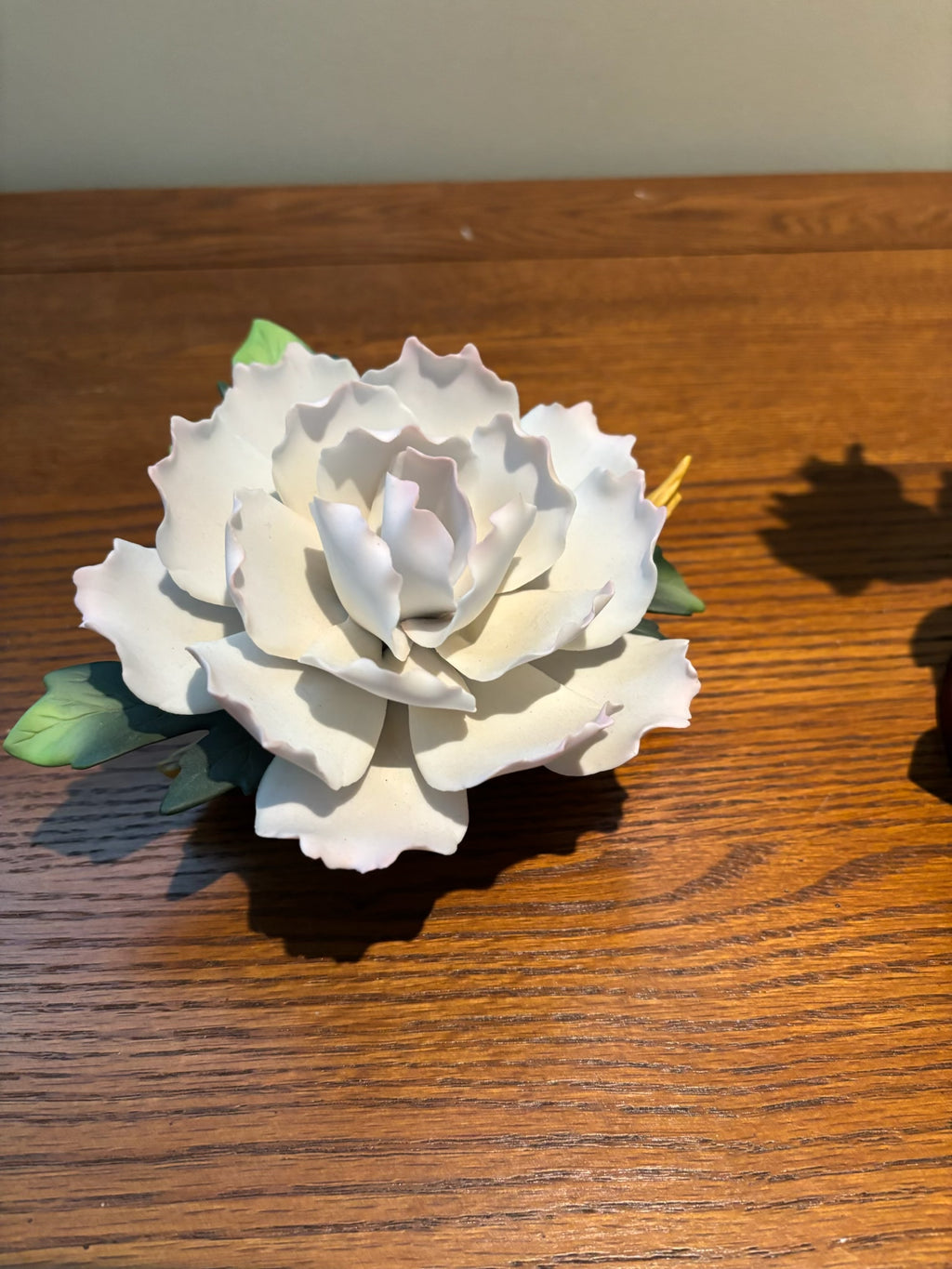 R219 Set of 2 decorative porcelain flowers