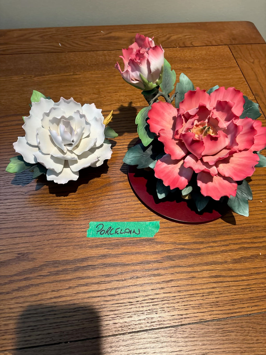 R219 Set of 2 decorative porcelain flowers