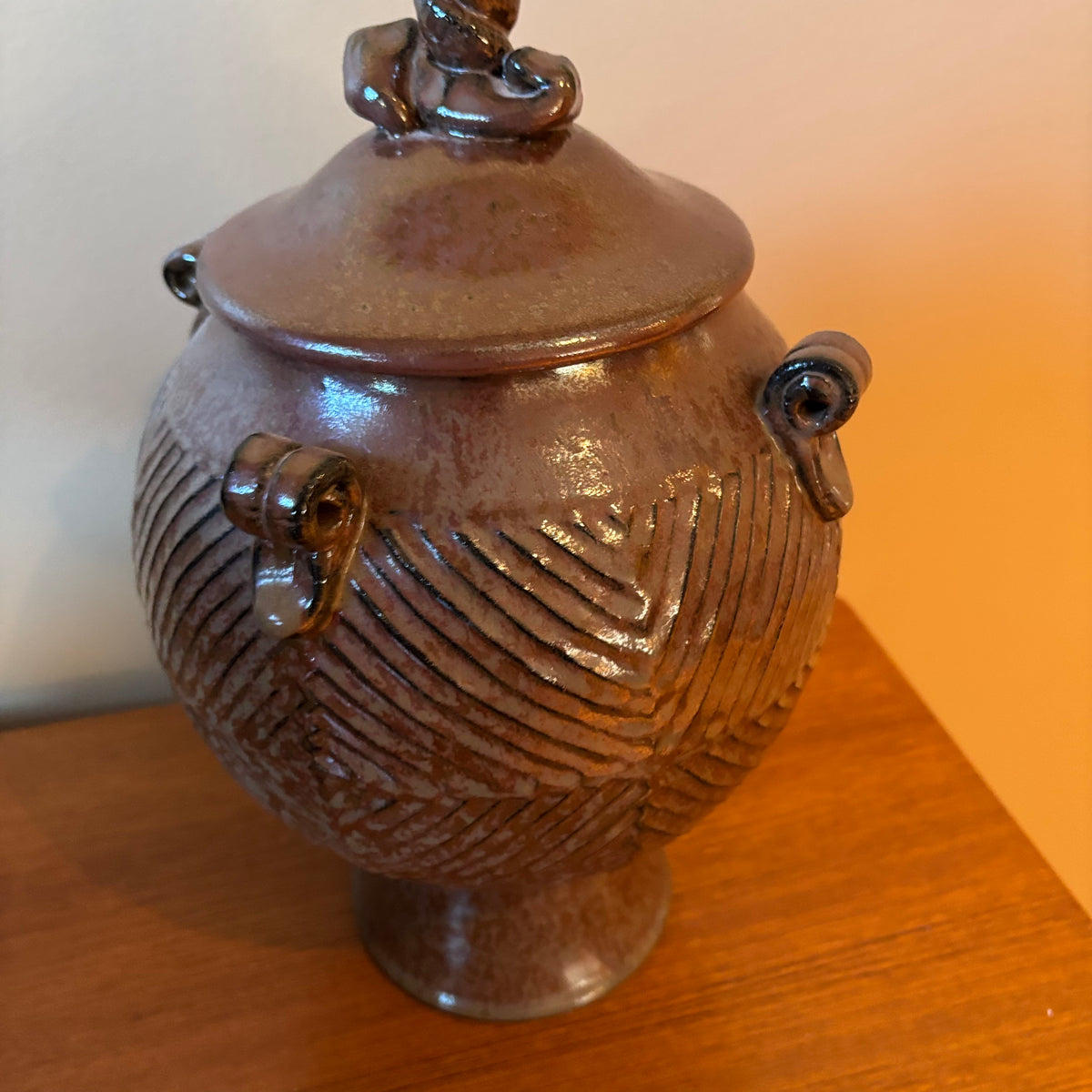 R145 Home Decor Grouping (decorative urn and mantel clock)