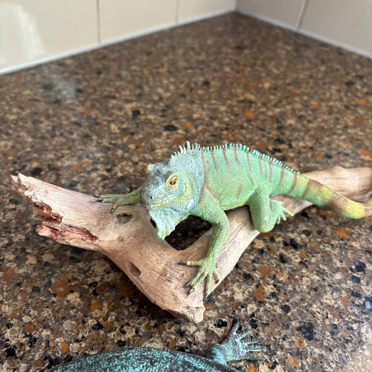 R146 Lizard Figurines Grouping