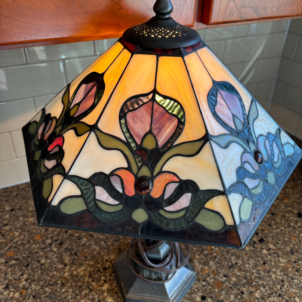 R149 Tiffany style lamp with flloral glass shade