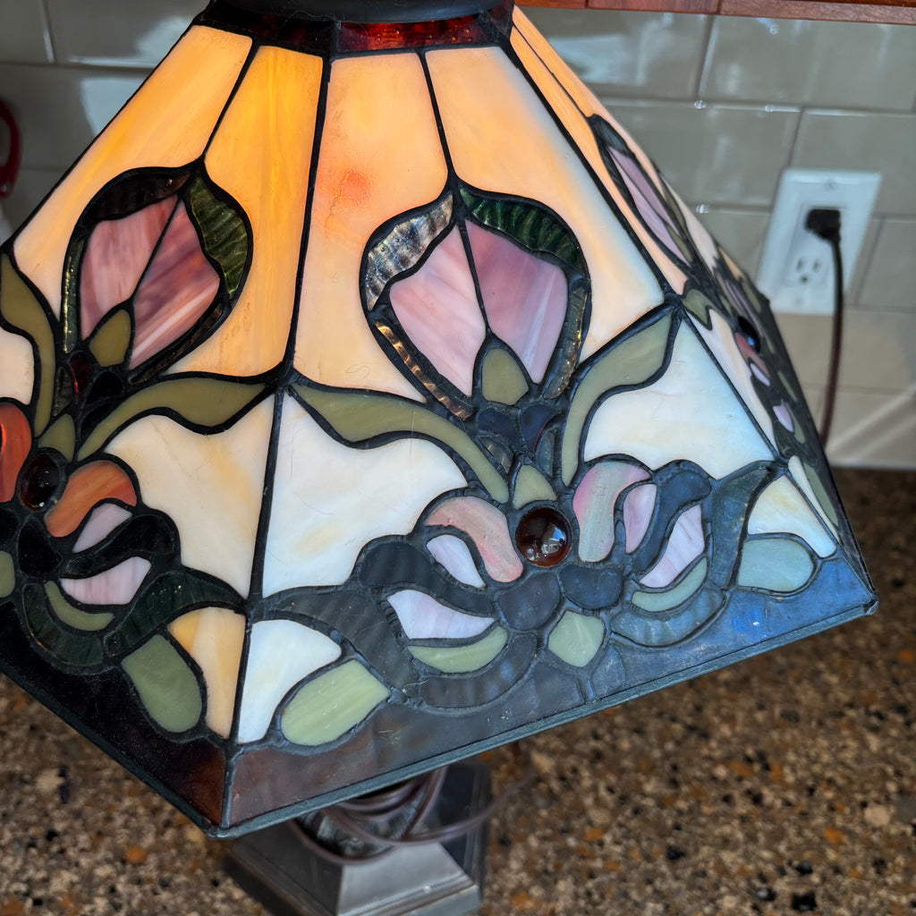 R149 Tiffany style lamp with flloral glass shade