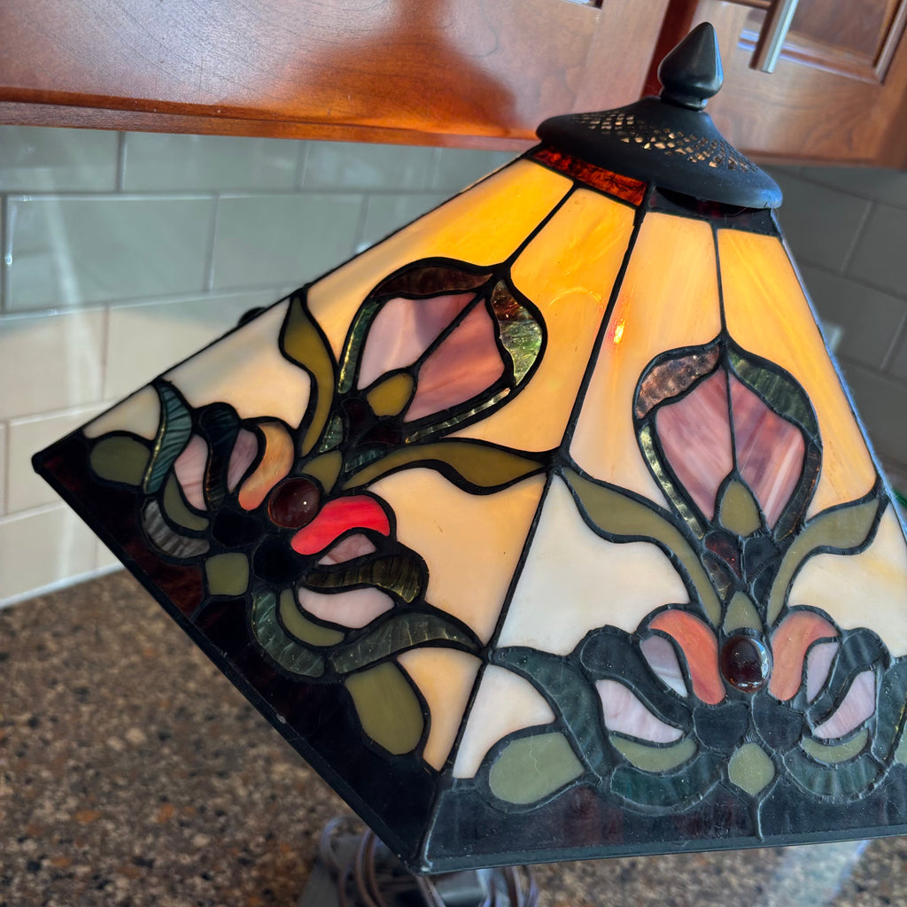 R149 Tiffany style lamp with flloral glass shade