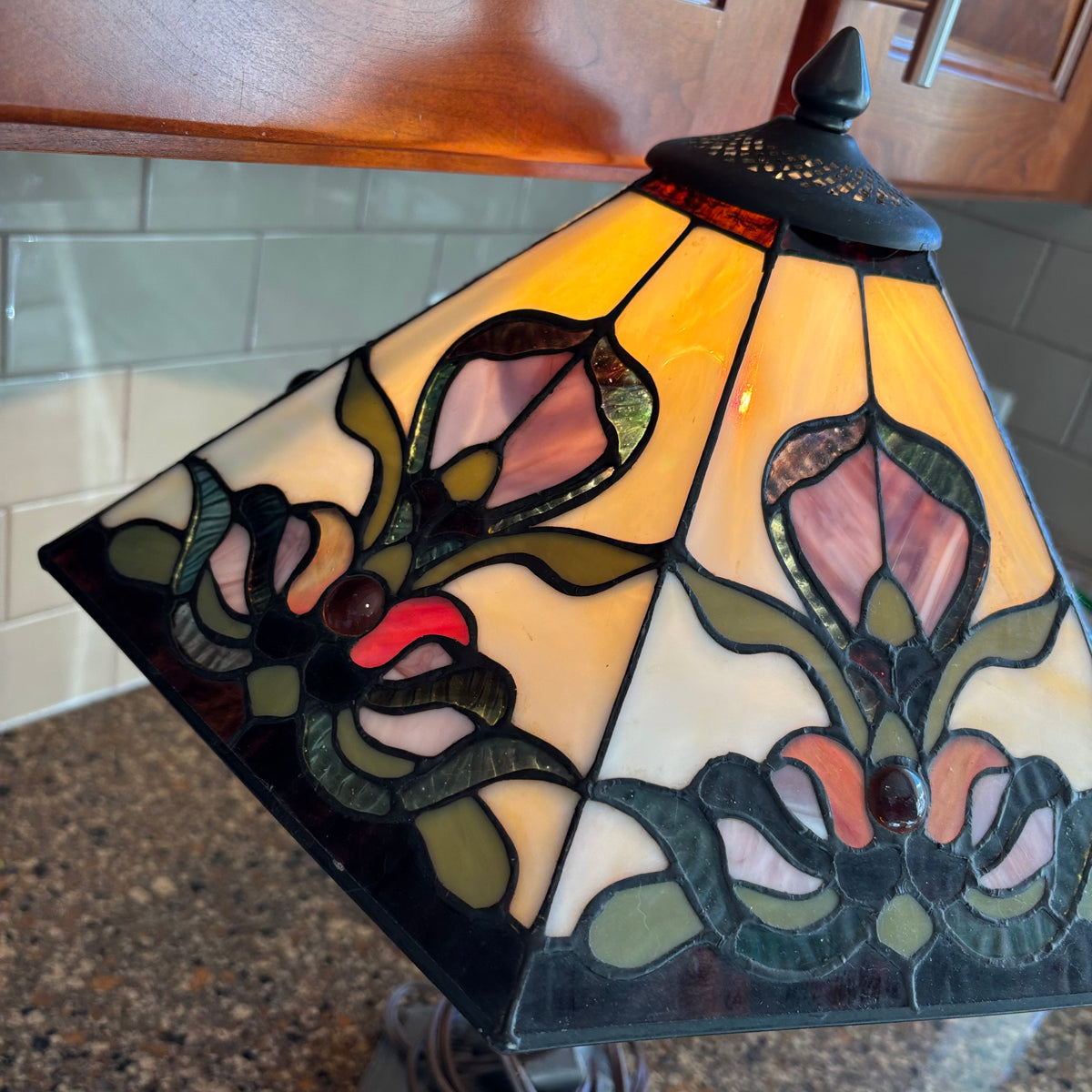 R149 Tiffany style lamp with flloral glass shade