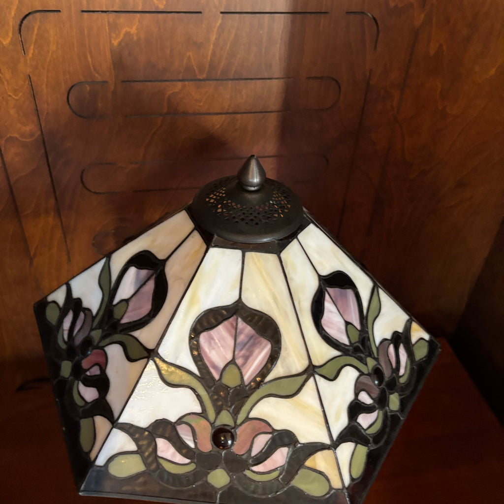 R149 Tiffany style lamp with flloral glass shade