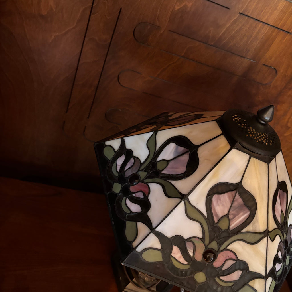 R149 Tiffany style lamp with flloral glass shade
